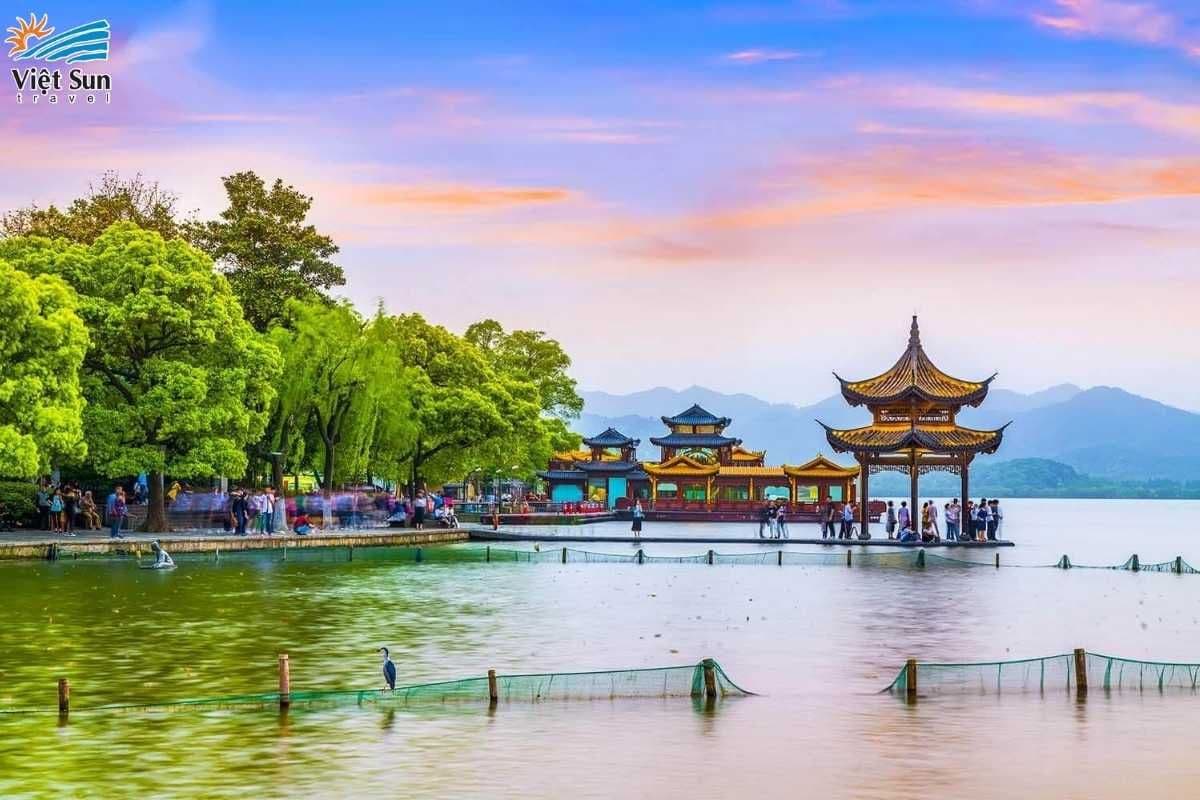 Thưởng ngoạn Tây Hồ