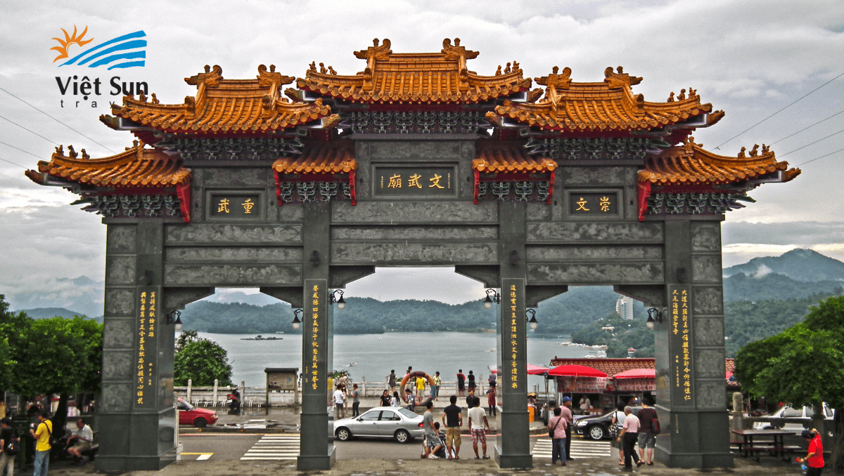 Chiêm bái Miếu Văn Võ