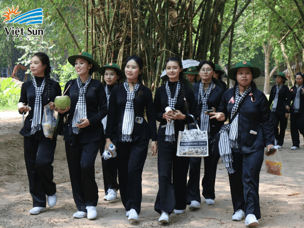 Tour học sinh cấp ba khám phá địa đạo Củ Chi